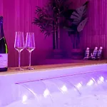 Art Deco Champagne & דירה