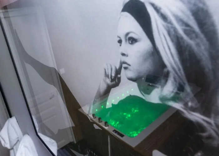 Art Deco Champagne & Apartment *